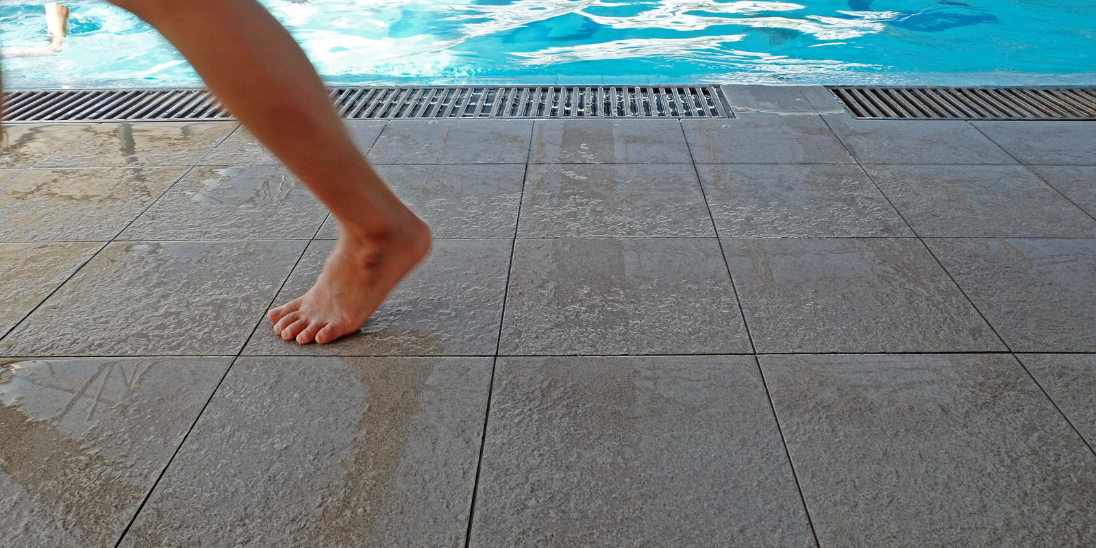 Aucune chance de glisser avec un sol antidérapant au bord de la piscine. AntislipZwembad.jpg